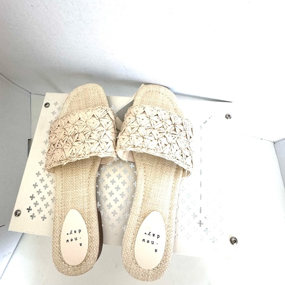Elegant Cream Woven Women's Sandals Size 8 Slides Slip Ons NWT - Picture 3 of 6
